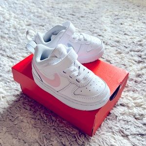 Nike Toddler Girls Size 5 Low Borough Shoe